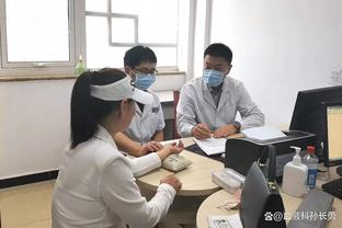 波尔津吉斯在走出更衣室后向记者表示自己没有大碍